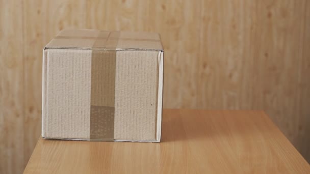 Paket servisi. Posta paketlerinin evdeki müşterilere teslimatı için hazırlanması. Çevrimiçi satış için karton paket kutusu - Video, Çekim
