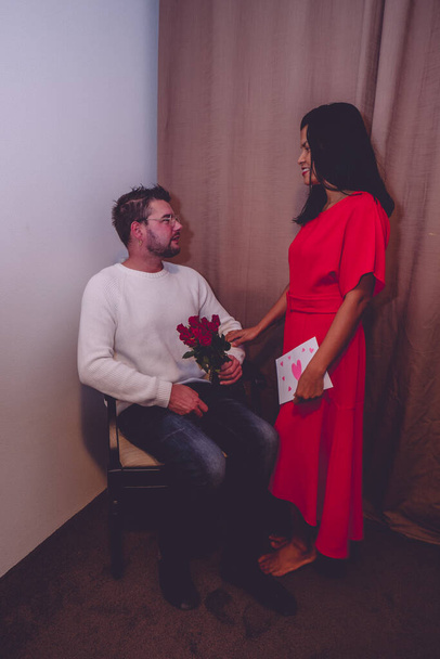 Heureux couple de Saint-Valentin, femme asiatique d'âge moyen avec homme causien avec des roses rouges et lettre d'amour - Photo, image
