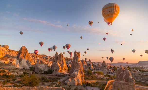 Каппадокия, Турция - 07 октября 2019 - Великолепный вид на ежедневные утренние воздушные шары в Каппадокии - Фото, изображение