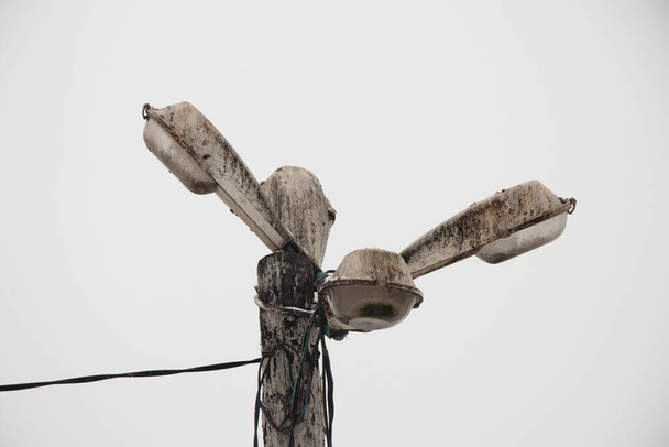 vuile lantaarnpaal tegen de lucht in Oekraïne - Foto, afbeelding