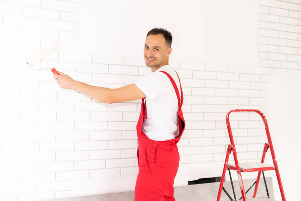 Homme peignant le mur, maître peintre de mur - Photo, image