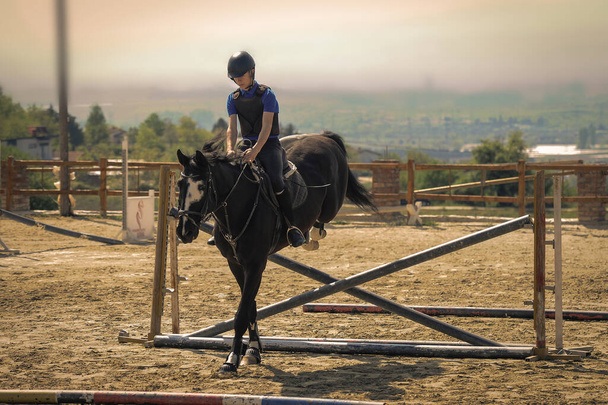 Jockey montando un caballo de pura sangre rápido  - Foto, Imagen