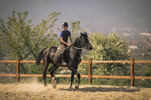 Jockey montando un caballo de pura sangre rápido  - Foto, imagen