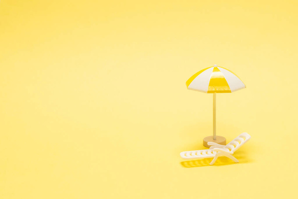 Napernyő és sárga esernyő sárga alapon. - Fotó, kép