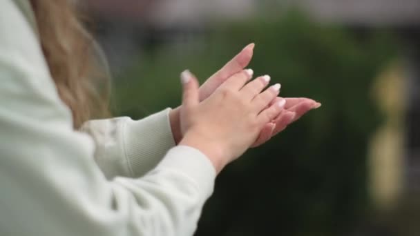 Nő tapsol az erkélyen - Felvétel, videó