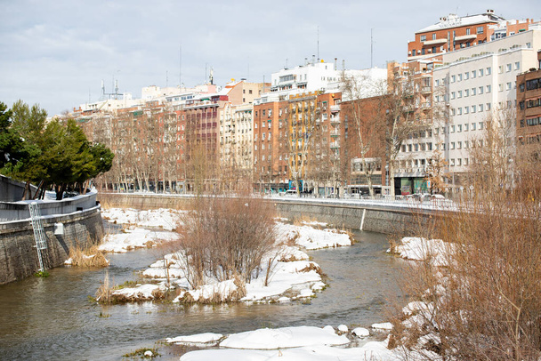 Historische sneeuwval in Madrid, hoofdstad van Spanje in januari 2021. Rivier Manzanares bedekt met sneeuw Zondag 10 januari - Foto, afbeelding