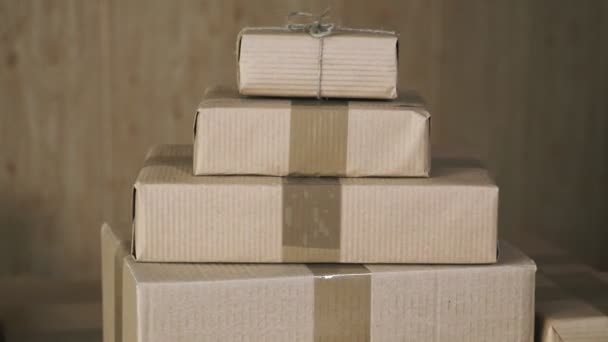 Postpakketjes. ardboard dozen met goederen voor verzending naar internationale bestemmingen. Rotatie - Video