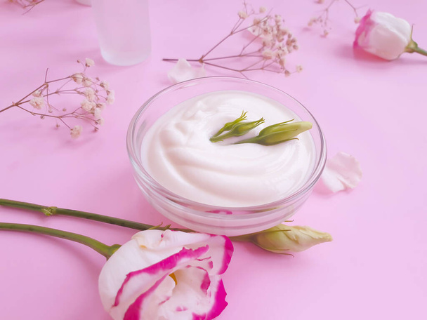 creme cosmético, rosa flor em um fundo colorido - Foto, Imagem