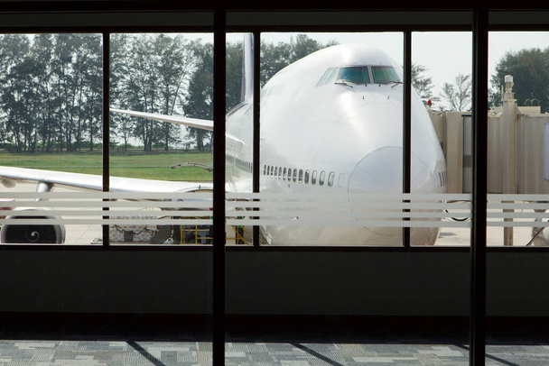 Preparación de la aeronave antes del vuelo, lista para cargar pasajeros a través de - Foto, imagen