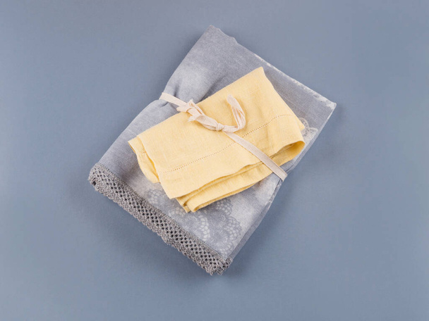 Textile plié en tissu de cuisine jaune et gris - Photo, image
