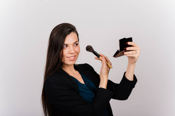 Cosmetoloog schoonheidsspecialiste houdt een werktuig in haar handen, permanente make-up meester, permanente make-up, tattoo pen, close up - Foto, afbeelding