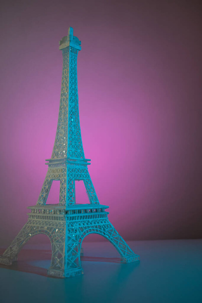 Colorida torre Eiffel sobre una superficie iluminada  - Foto, imagen