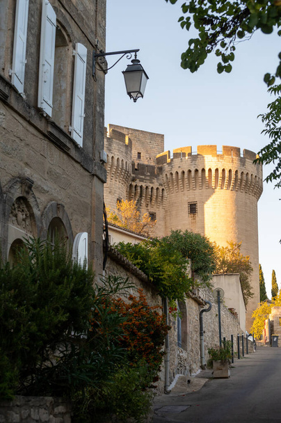 Ortaçağ 'da eski binalar ve dar sokaklar Villeneuve les Avignon yazın, Fransa' da turizm - Fotoğraf, Görsel