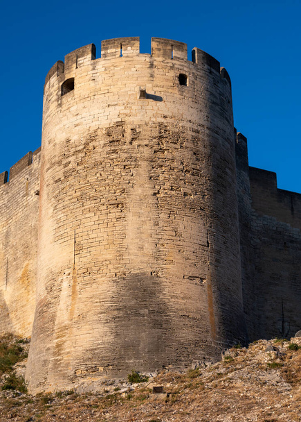 Bâtiments anciens et ruelles étroites de la ville médiévale Villeneuve les Avignon en été, tourisme en France - Photo, image