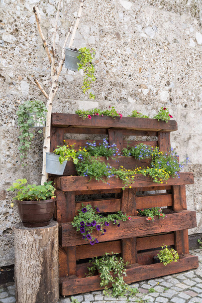 kreativní design květinové výzdoby s dřevěnými paletami - upcycling - Fotografie, Obrázek