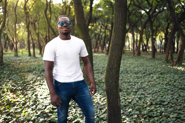 Un joven negro en el parque. Retrato al aire libre del viajero. Retrato de un joven africano en el parque. Retrato al aire libre. - Foto, Imagen