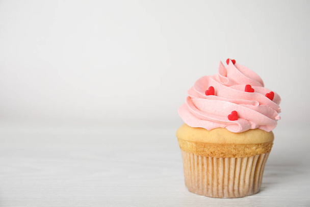 Tasty sweet cupcake on white table, space for text. Happy Valentine's Day - Zdjęcie, obraz