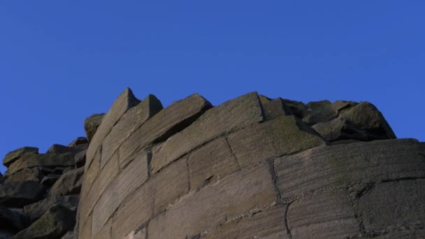 Tourelle des ruines du château médiéval en Angleterre contre le ciel bleu - Séquence, vidéo