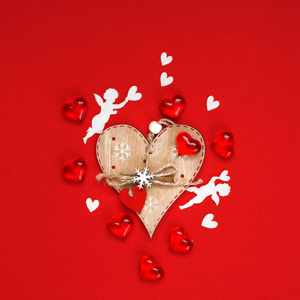 Concept Valentine's Day Square avec des cœurs blancs sur fond rouge. Pose plate, espace de copie. Photo de haute qualité - Photo, image