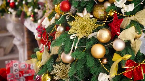 Closeup de guirlanda brilhante e bugigangas douradas na árvore de Natal decorada. Férias de inverno fundo ou pano de fundo. - Filmagem, Vídeo
