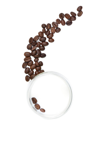 Стакан молока з кавовими зернами всередині і трохи зовні. Вид зверху. Ізольовані
 - Фото, зображення