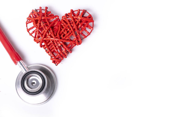 červené srdce se stetoskopem, srdeční zdraví, koncepce zdravotního pojištění, světový den zdraví - Fotografie, Obrázek
