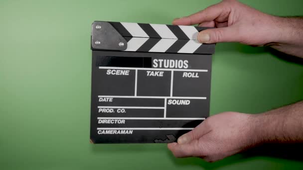 Hands κατέχουν ταινία παραγωγής clapperboard, σε πράσινη οθόνη με ήχο - Πλάνα, βίντεο