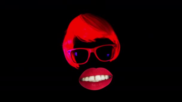 Donna con labbra rosse oversize e capelli che parlano contro lo sfondo nero - Filmati, video