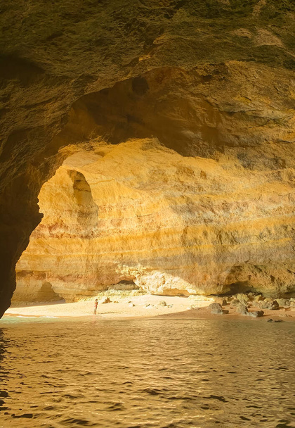 Μοναξιά σε μια σπηλιά του ωκεανού. Θαλάσσιες σπηλιές - Φωτογραφία, εικόνα