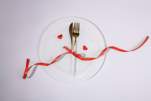 Cadeau romantique avec coeur rouge pour la Saint Valentin, Anniversaire ou Fête des Pères sur fond blanc - Photo, image