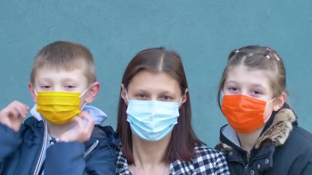 matka i jej synowie zdejmują maskę medyczną i uśmiechają się do wolności - Materiał filmowy, wideo