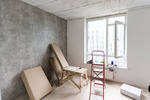 Renovación del hogar en habitación llena de herramientas de pintura - Foto, imagen