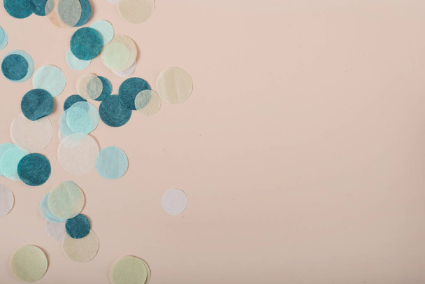 konfetti bézs háttérrel. színes konfetti bézs háttér - Fotó, kép