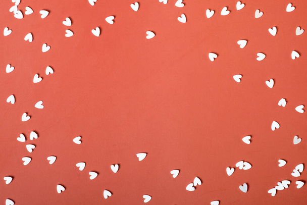 Kırmızı arka planda beyaz kalpler. Sevgililer Günü geçmişi. Şefkat ve sevgi havası. Sevgililer Günü Sembolleri - Fotoğraf, Görsel