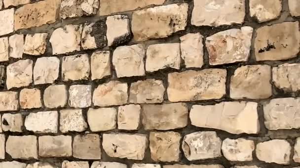 Muralla de la antigua casa en la ciudad Rosh Pina-un asentamiento en el norte de Israel, en el distrito de Alta Galilea. 4K - Metraje, vídeo