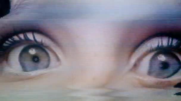 Nuori tyttö tuijottaa kameran kanssa glitches - Materiaali, video