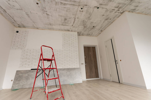 Domácí renovace v místnosti plné malířských nástrojů - Fotografie, Obrázek