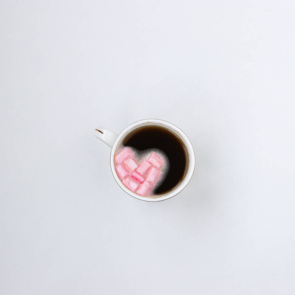 Xícara de café com um coração de marshmallows em um fundo branco. Vista superior - Foto, Imagem