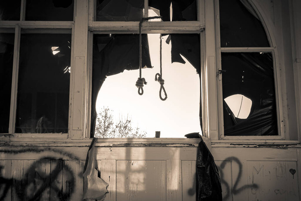 Asilo abandonado espeluznante con mucho vandalismo y graffiti una clínica de hospital olvidada un lugar perdido decaído - Foto, imagen