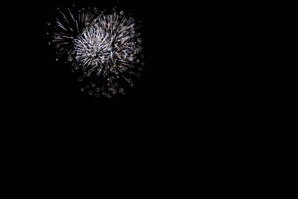 コピースペース付き白色の空の花火 - 写真・画像