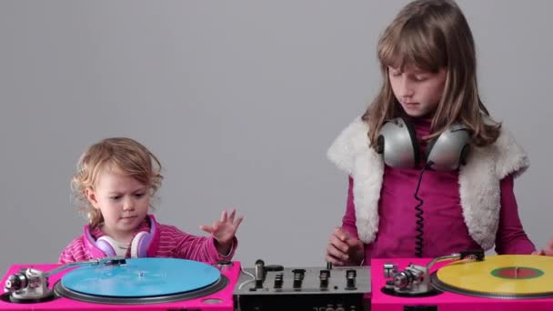 ２人の女の子がレコードプレーヤーと遊ぶ - 映像、動画