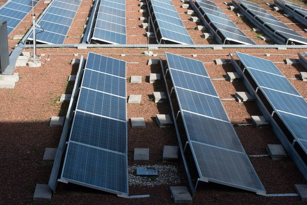 ηλιακοί συλλέκτες στην οροφή ενός σπιτιού, χρησιμοποιώντας ανανεώσιμες πηγές ενέργειας σε σύγχρονα κτίρια - Φωτογραφία, εικόνα