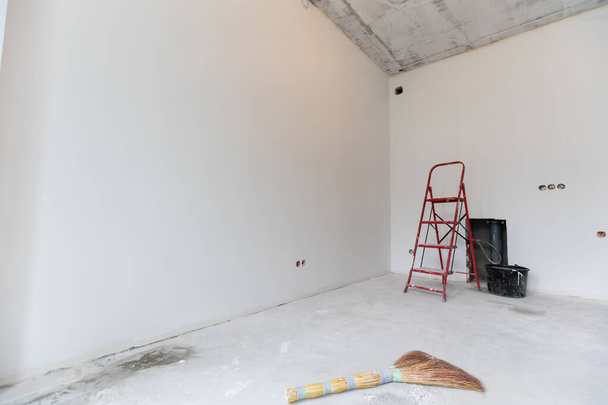 Ristrutturazione casa in camera piena di strumenti di pittura - Foto, immagini