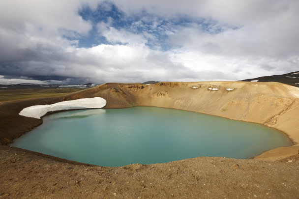 Исландия. Кратер Стора-Вити с водой. Склон со снегом
. - Фото, изображение