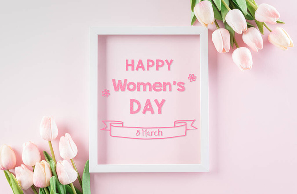 Happy Women's day concept, tulipes roses avec cadre photo blanc sur fond pastel. - Photo, image