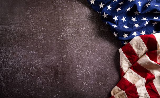 Szczęśliwy dzień prezydentów koncepcja z flagą Stanów Zjednoczonych na ciemnym tle kamienia. - Zdjęcie, obraz