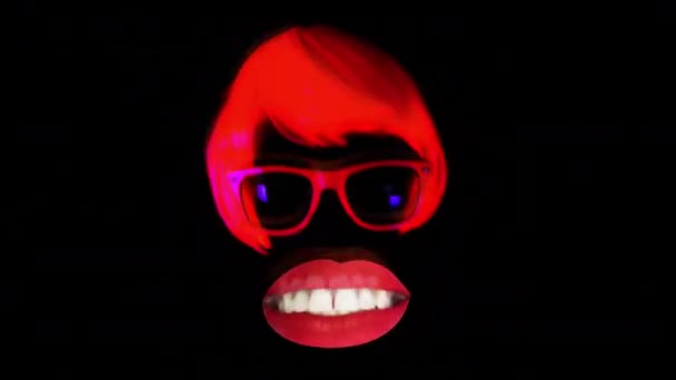 vrouw met oversized rode lippen en haar praten tegen zwarte achtergrond - Video