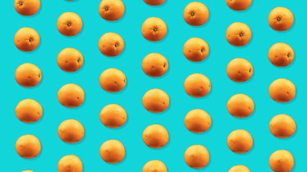 Sinaasappels geanimeerd tegen een gele achtergrond - Video