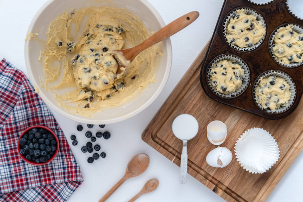 Faire des muffins aux myrtilles dans la cuisine - Photo, image