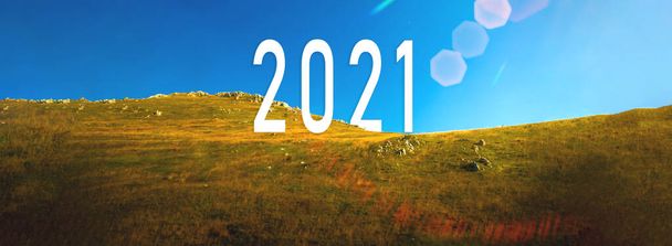 Il 2021 concetto di viaggio banner, nuovo anno viaggio su strada, viaggio a nuovi inizi e futuro, paesaggio e natura sfondo foto - Foto, immagini